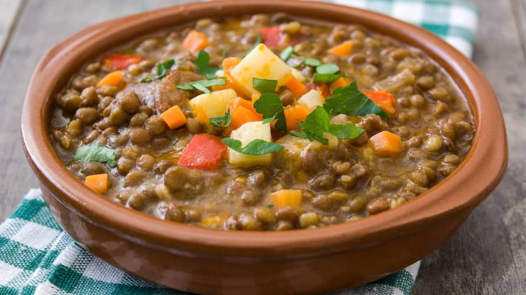 Lentejas guisadas: La receta de la abuela que está para chuparse los dedos Lentejas guisadas: La receta de la abuela que está para chuparse los dedos
