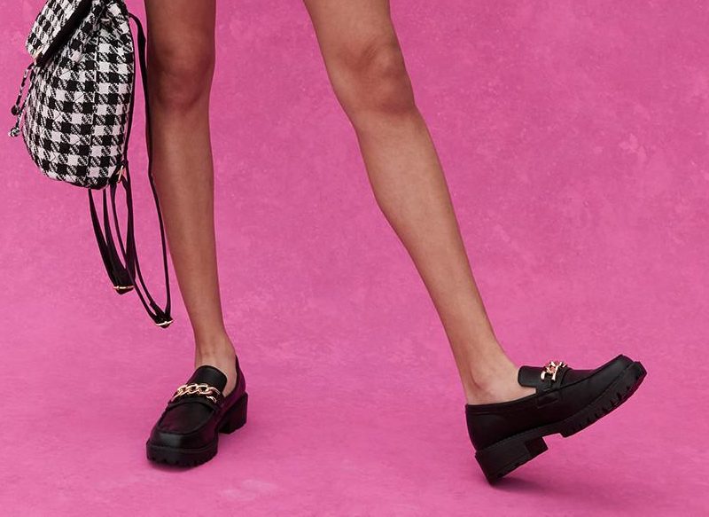 MOCASINES CON DETALLE DE CADENA