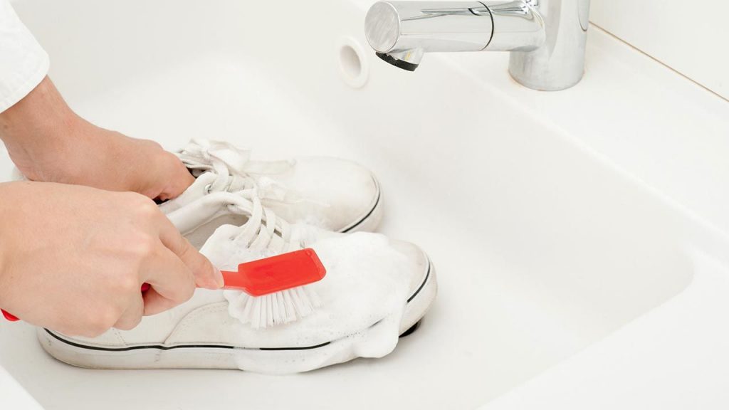 Cómo limpiar unas zapatillas blancas de tela 2 Moncloa Probemos el jabón de Marsella