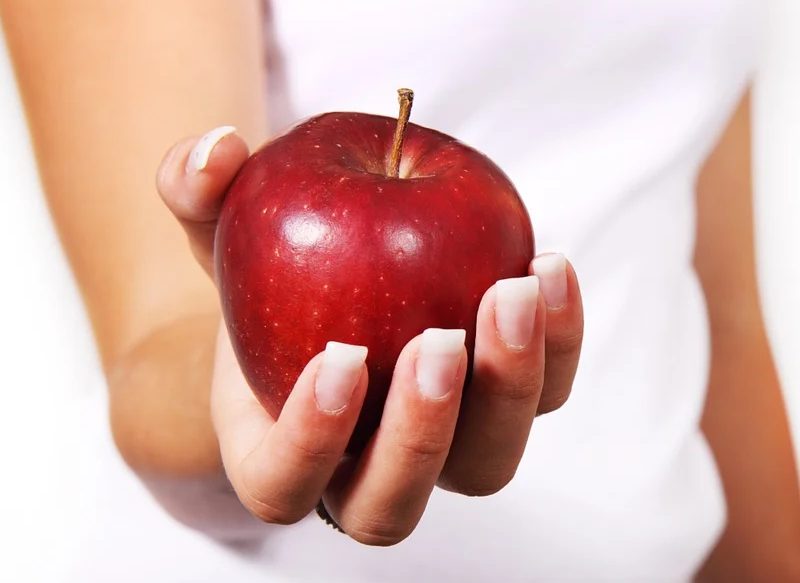 LA MANZANA Y EL TOMATE