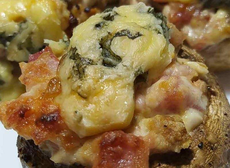 PASOS FINALES DE LOS CHAMPIÑONES RELLENOS DE PUERRO Y QUESO AZUL