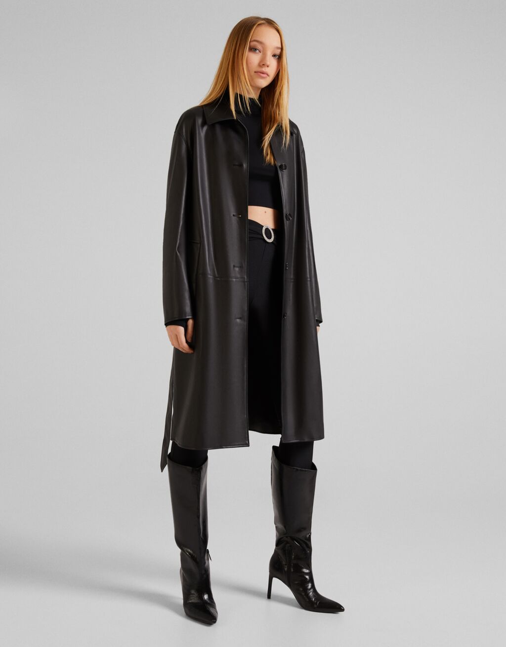 gabardina efecto piel bershka