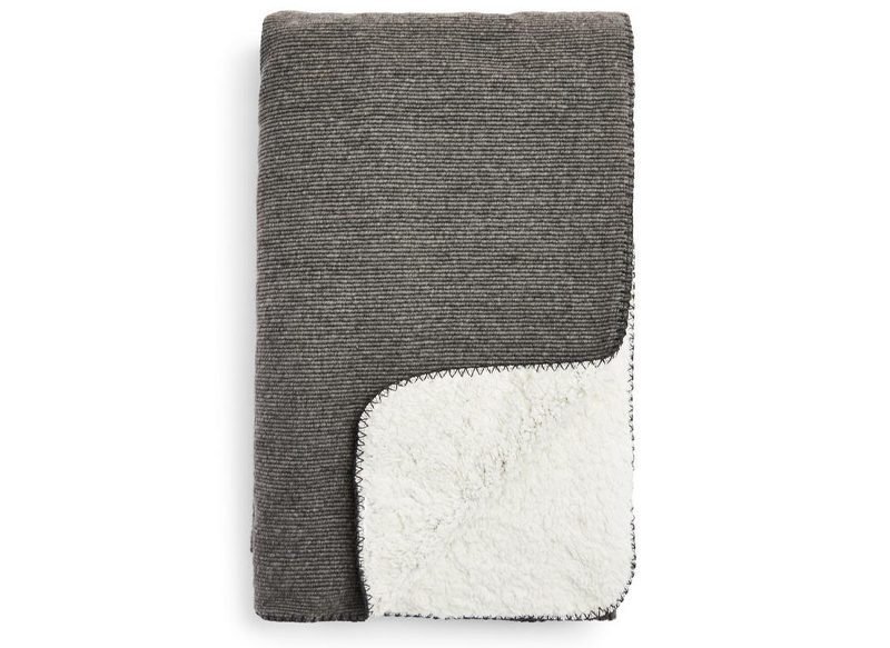 MANTA GRIS DE PUNTO DE CANALÉ CON FORRO POLAR