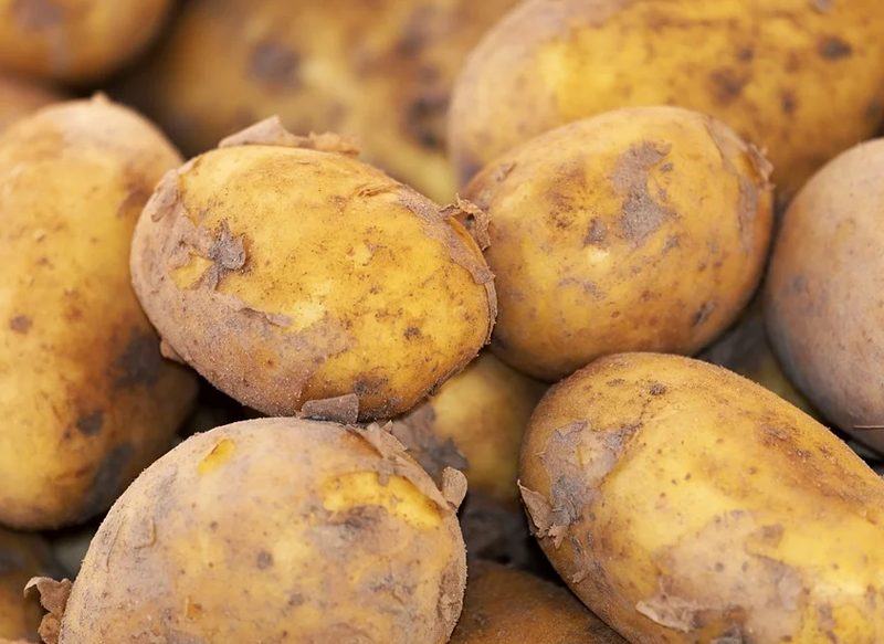 COCER Y FREÍR LAS PATATAS TAMBIÉN AYUDA
