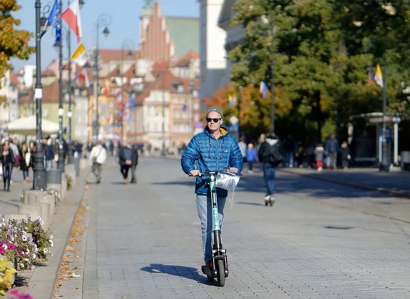 LA DGT PROHÍBE CIRCULAR CON AURICULARES EN PATINETE