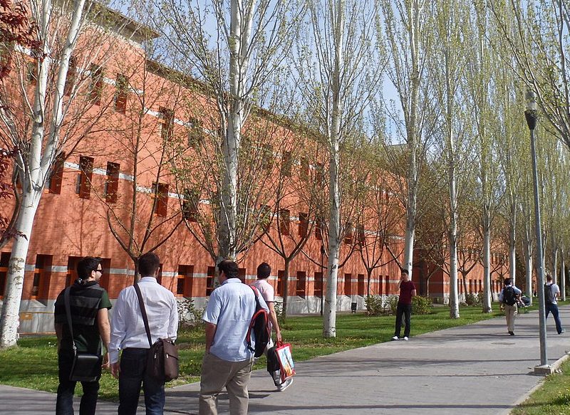 AMBROZ, ZONA UNIVERSITARIA A LAS AFUERAS DE MADRID