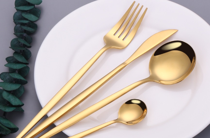 cubiertos en dorado