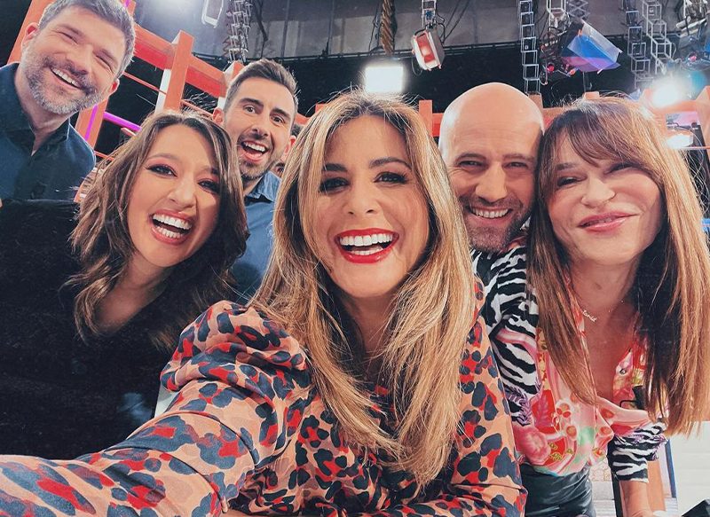 PRESENTADORA DE FORMA CASUAL