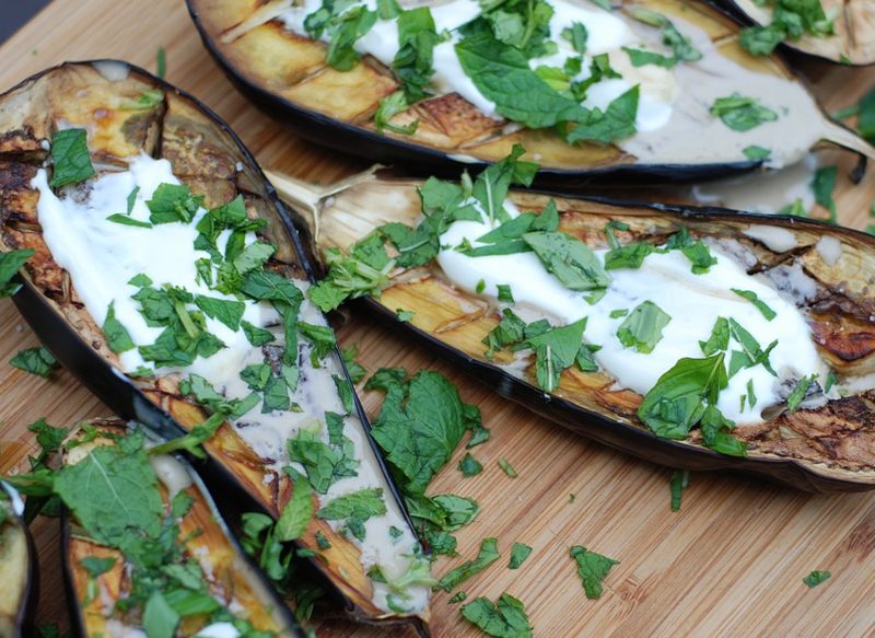 INGREDIENTES PARA PREPARAR LAS BERENJENAS AL HORNO CON TOMATE Y QUESO