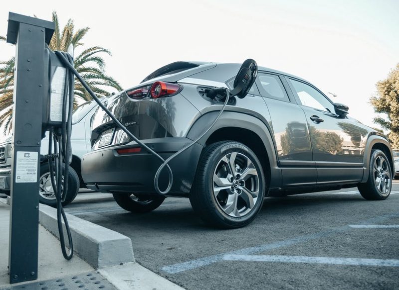 LA OCU EXPLICA CUÁNTO CUESTA CONDUCIR UN ELÉCTRICO