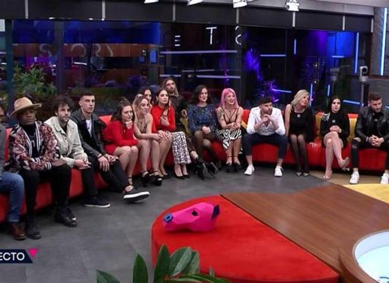 LEJOS DE LOS REGISTROS DE GRAN HERMANO