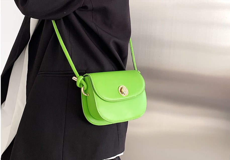 bolso verde con dorado