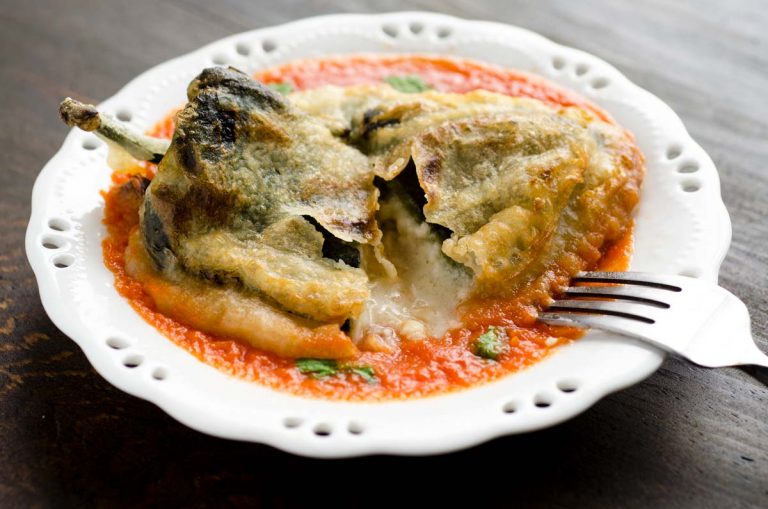 Adiós a las cenas complicadas: chiles rellenos plátano macho listos en 30 min
