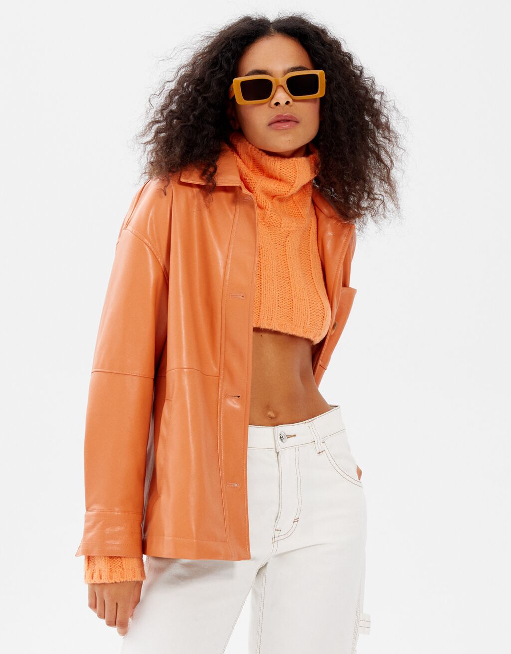 sobrecamisa efecto piel bershka