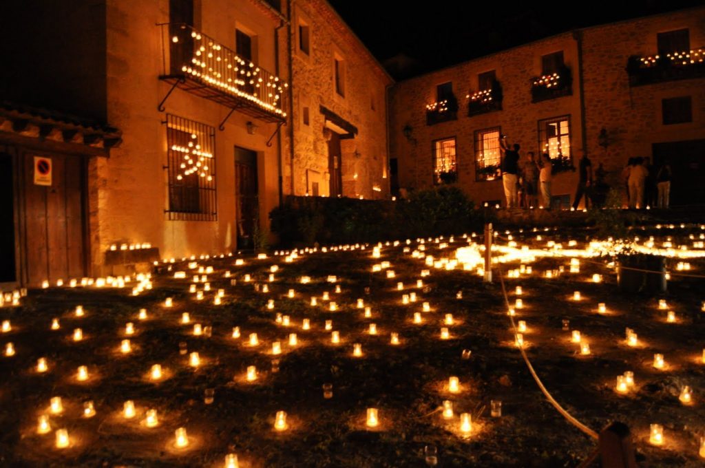 Que conocer en Pedraza (Segovia), el pueblo romántico iluminado por velas 2 Moncloa Miles de velas iluminan la ciudad