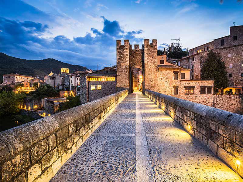 Besalú: atrae a todos los enamorados (Gerona)