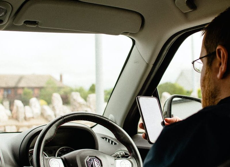 ¿SE PUEDE UTILIZAR EL MÓVIL CON EL COCHE PARADO O EN UN SEMÁFORO CON LA NUEVA LEY DE LA DGT?