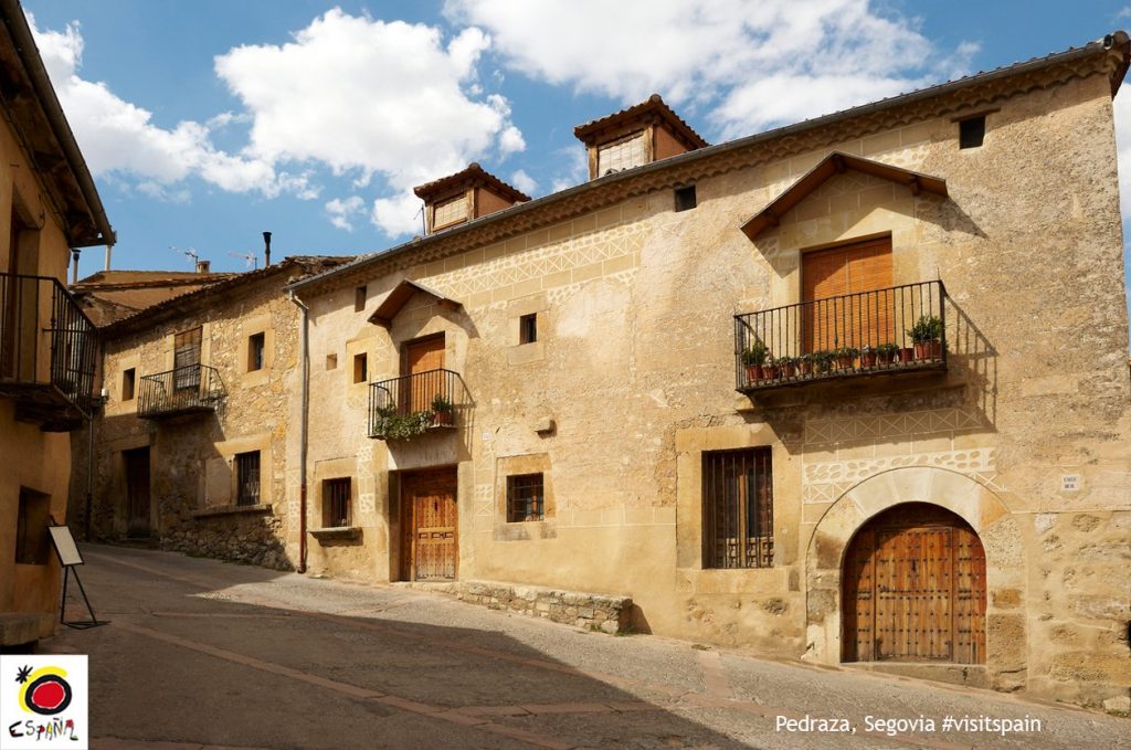 Que conocer en Pedraza (Segovia), el pueblo romántico iluminado por velas 8 Moncloa Una historia con tintes macabros