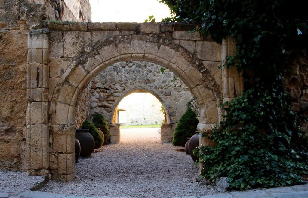 Que conocer en Pedraza (Segovia), el pueblo romántico iluminado por velas 5 Moncloa Restaurantes y tiendas típicas