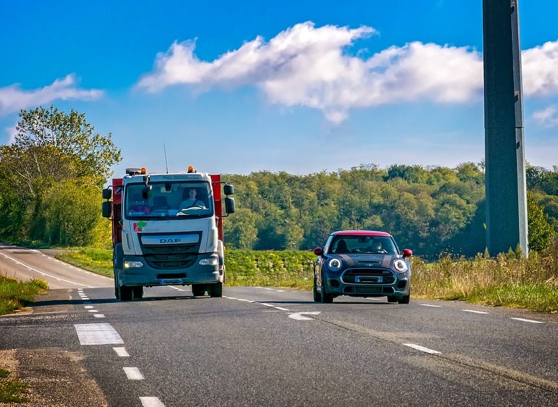 LA DGT ELIMINA LOS 20 KM/H EXTRA AL ADELANTAR