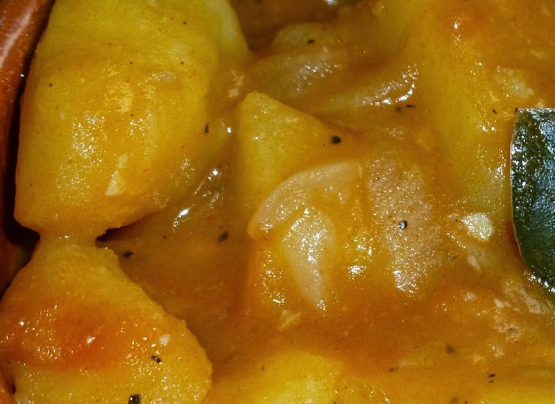ARCÁNDOSE AL FINAL DE LA ELABORACIÓN DE LAS PATATAS CASTELLANAS