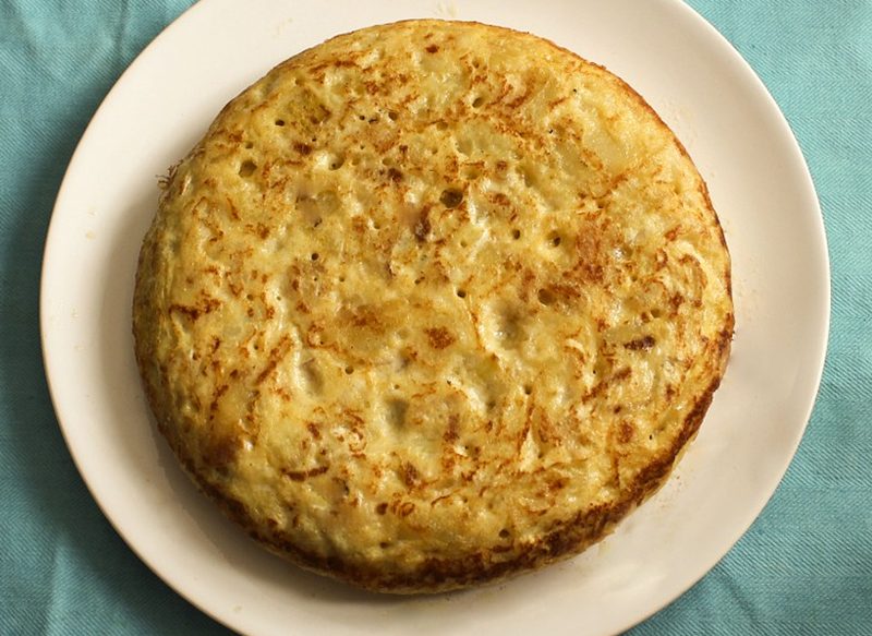 CÓMO SABER CUÁNDO DAR LA VUELTA A LA TORTILLA