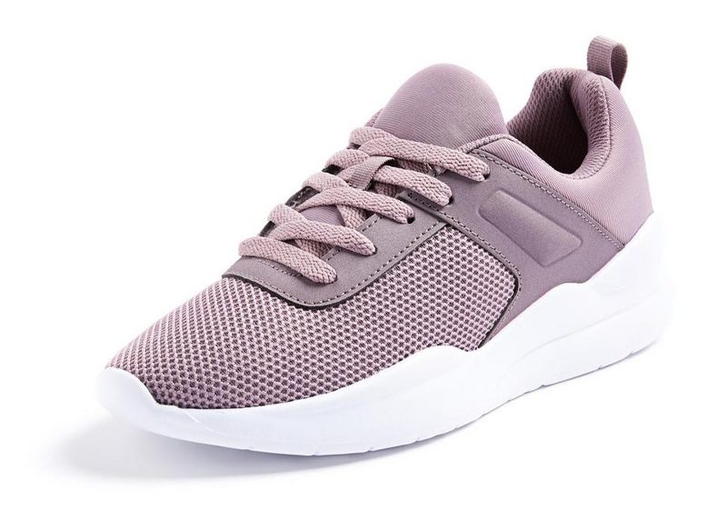 DEPORTIVAS CON DETALLES EN RELIEVE, PERFECTAS PARA EL DÍA DE LA MADRE