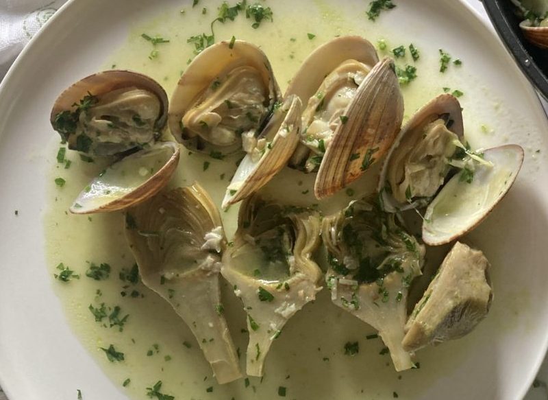 CÓMO PREPARAR LA RECETA DE ALCACHOFAS CON ALMEJAS