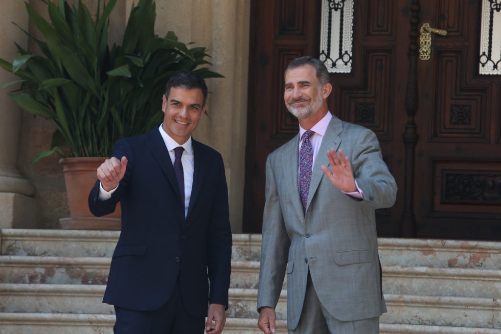 Pedro Sánchez pone a Félix Bolaños a limpiar el Palacio de Marivent para los Reyes 1 Moncloa EuropaPress 1690088 rey felipe vi recibe presidente gobierno pedro sanchez palacio marivent 1 Moncloa