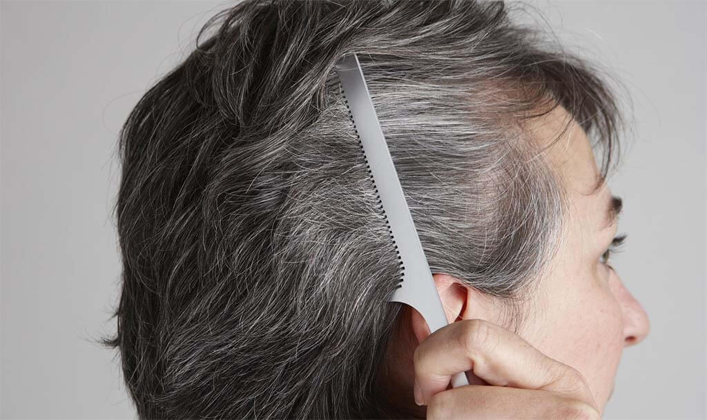 ¿Es recomendable arrancarse las canas?