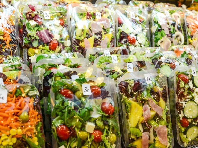 Nunca vuelvas a comprar ensaladas envasadas OCU sin esto: el análisis que las pone a prueba