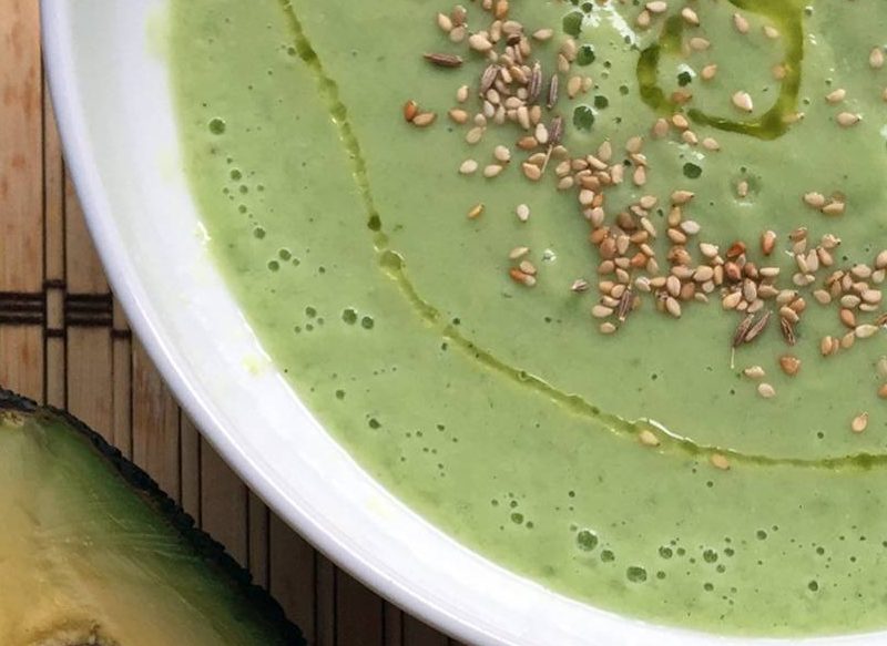 ¿CÓMO ACOMPAÑAR EL GAZPACHO DE AGUACATE?