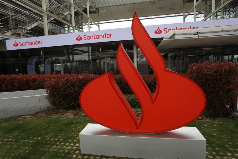 Fitch advierte sobre Colombia: la banca española de Santander y BBVA afronta más presión