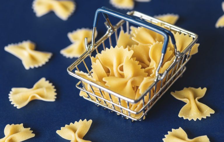 El truco del chef para una ensalada de pasta perfecta con un líquido que tiramos