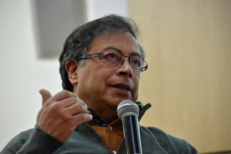 Álvaro Leyva denuncia a Petro por entorpecer el empalme y avisa de consecuencias para la inversión española en Colombia