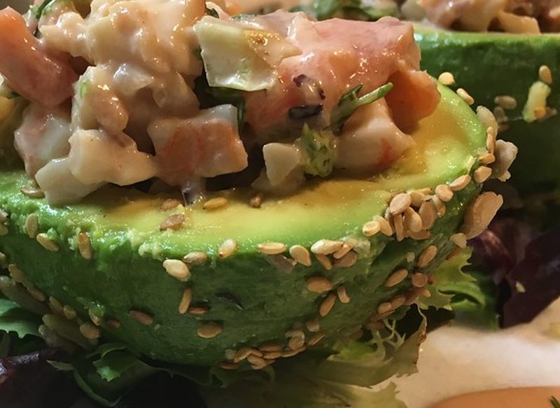 AGUACATES RELLENOS CON SALMÓN, UNA RECETA RÁPIDA Y SENCILLA