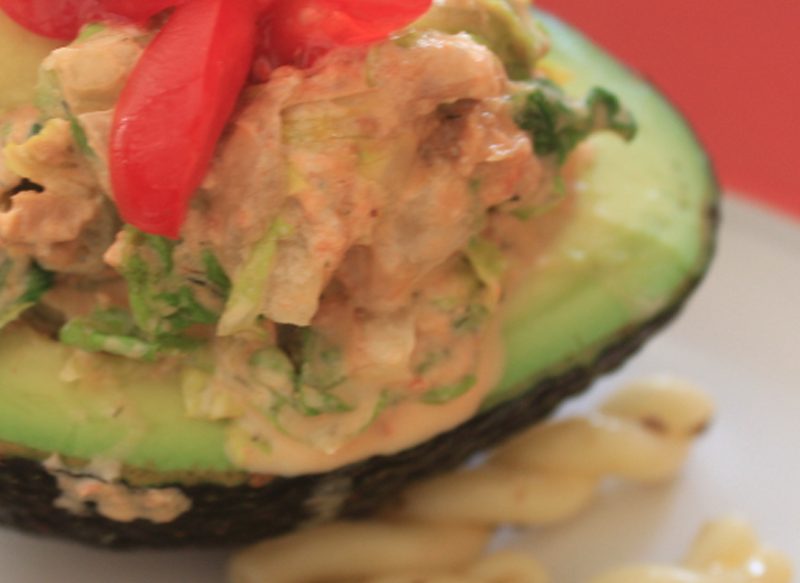 PASOS FINALES DE LA PREPARACIÓN DE LOS AGUACATES RELLENOS CON SALMÓN