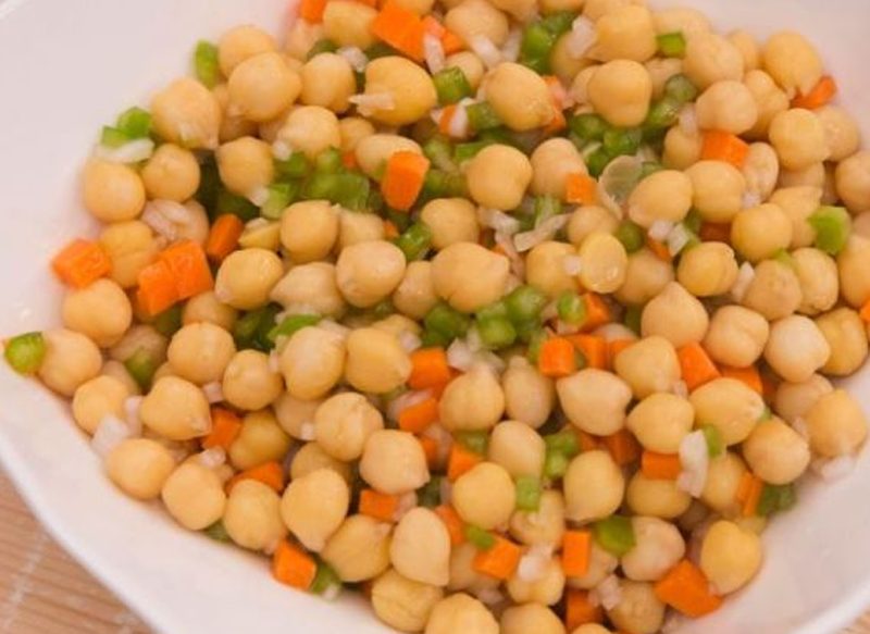 CÓMO PREPARAR LA ENSALADA DE GARBANZOS CON PULPO