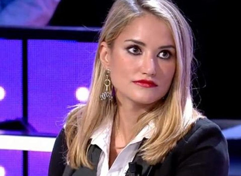 EL PRESENTADOR DE SÁLVAME ESTALLÓ CONTRA LUCÍA PARIENTE Y ALBA CARRILLO