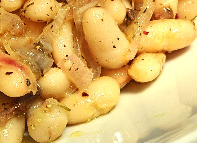 PASOS FINALES DE LA ENSALADA DE JUDÍAS BLANCAS CON AGUACATE