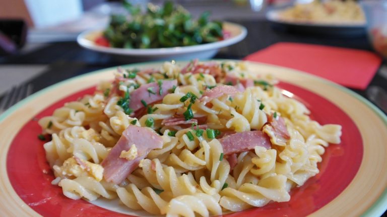Nunca vuelvas a cocinar pasta sin esto: la ensalada de pasta crunchy de TikTok que arrasa este verano