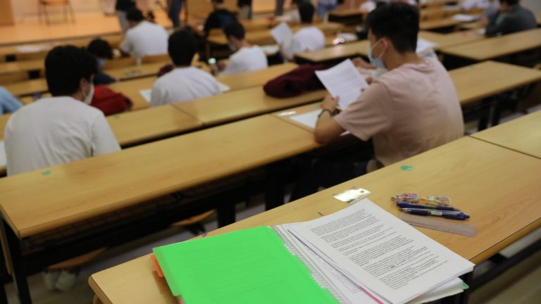 Cataluña refuerza el control en la selectividad con detectores de dispositivos electrónicos