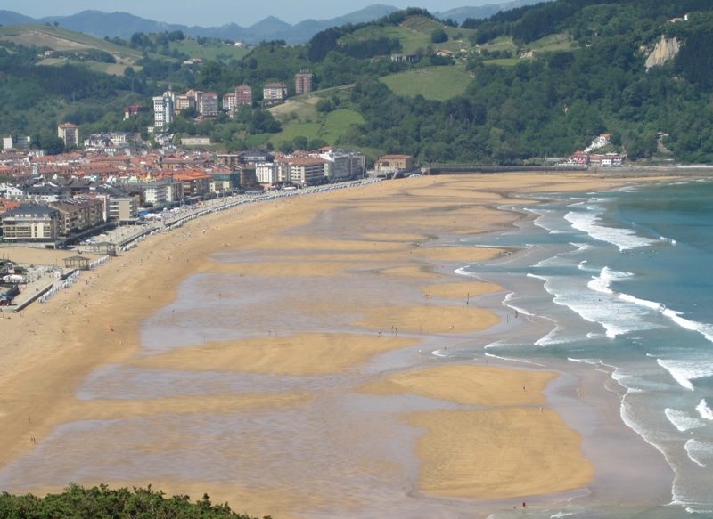 PLAYA DE ZARAUTZ, A POCO MÁS DE CUATRO HORAS DE MADRID