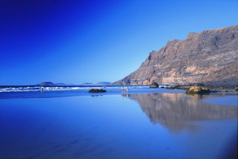 La playa de arena rosa de España que pocos conocen pero está en rankings mundiales