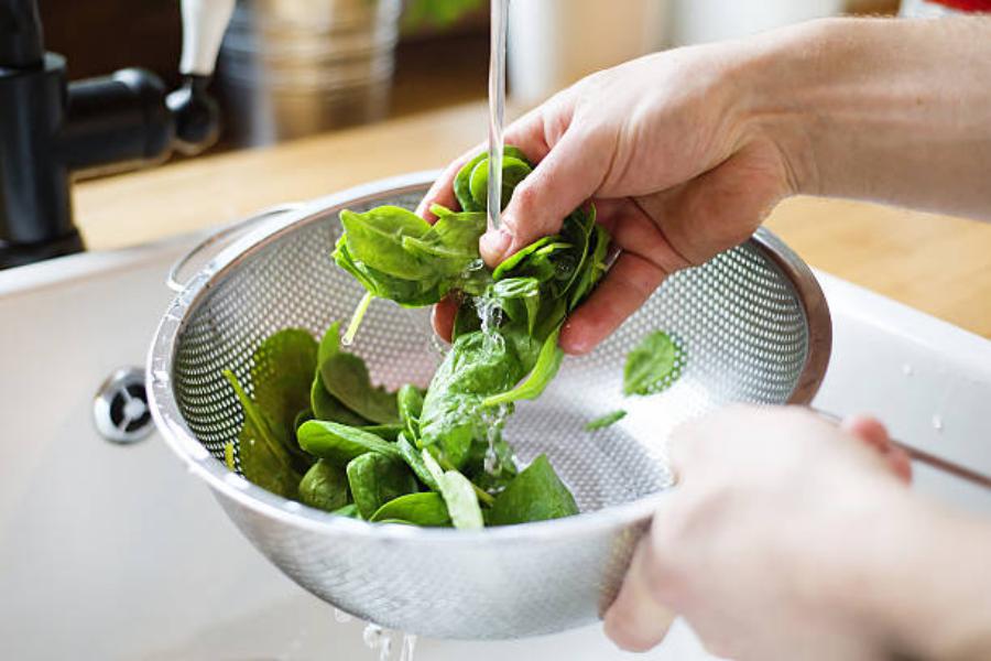 Lavar muy bien las verduras para las ensaladas