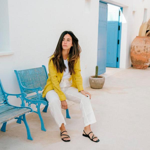 Pantalones de campana con sandalias planas