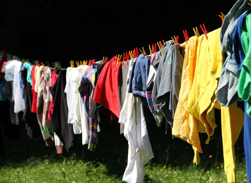 CÓMO LAVAR EN SECO LA ROPA EN CASA A MANO