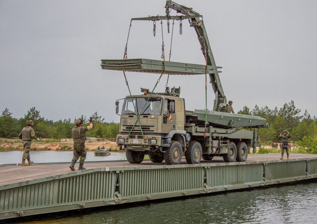 El indispensable puente de ingenieros español desplegado en Letonia 2 Moncloa 2 Puente Dornier Moncloa