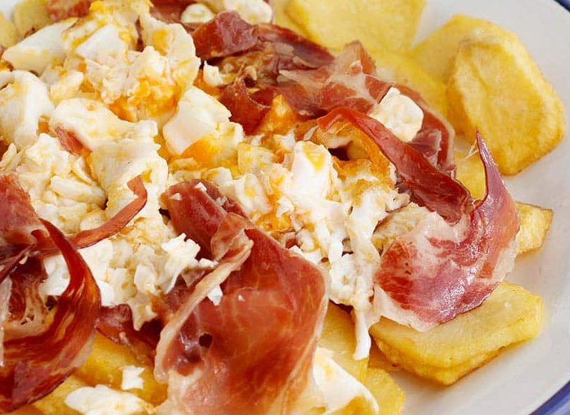 CÓMO ACOMPAÑAR LOS HUEVOS ROTOS CON MORCILLA