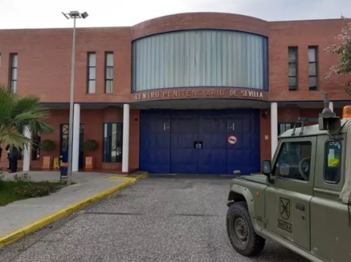 El Ministerio del Interior se gasta 9 mil litros de agua en una piscina de la cárcel de Sevilla.